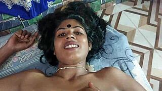 两个热门孟加拉女孩经历激烈四人行插入狂野操