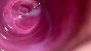 相机在亲密按摩中深入探索Mia的紧致少女18+阴道