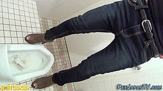 日本婊子蹲着在公共场合尿尿！