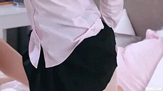 年輕女同性戀者從事狂野激烈的性遊戲