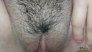 我继女让我一边看电视一边操她小穴，该死！