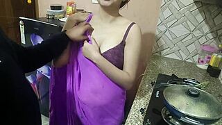 印度继母用脏话惊喜 Vivek 生日快速操 女上位狂野