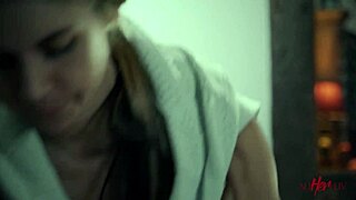 刚看这些金发女郎在禁忌挑逗中剪刀