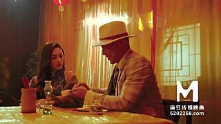 李蓉蓉在蒸腾的中国按摩店工作