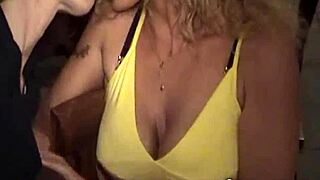 two hotties chat at restaurant