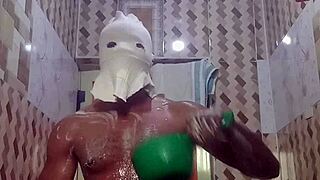 ai que delicia essa punhetinha no banho, to louca de tesao...