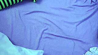 hey dude caught her squirting solo in room 😏💦