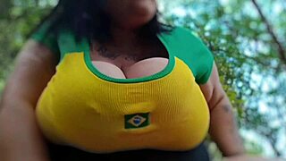 olha essa bbw brasileira mary jhuana se masturbando no parque com dildo enorme e peitos naturais balançando loucamente