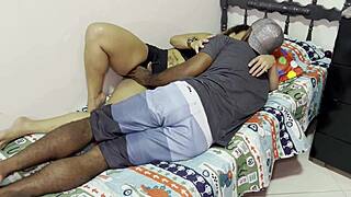 Olha o tamanho dessa bunda morena rabuda ganhou muito leite na buceta