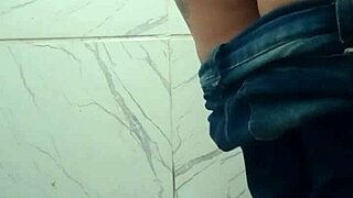 meu amigo colocou um camera no banheiro do bar para grava eu mijando