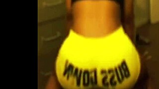 Ebony shows soft ass in tight leggings