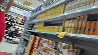 Esposa se exibe sem calcinha em publico