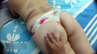 madrastra cachonda me pide un masaje y sucede algo inesperado - porno en espa�ol