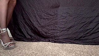Italian milf artemisia love fingers her pussy in heels
