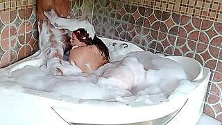 que rico me da por el culo mi padrastro en el jacuzzi