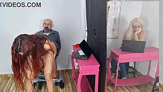 marido traindo esposa com a secretária por trás dos panos