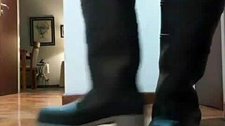 sacando mis calzados y mostrando mis pies