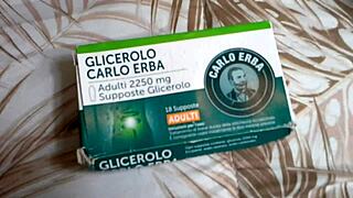 supposte di glicerina spinte nel culo con un vibratore