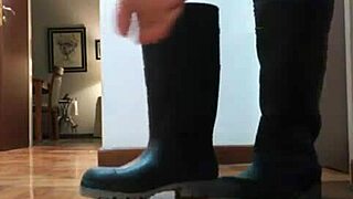 sacando mis calzados y mostrando mis pies