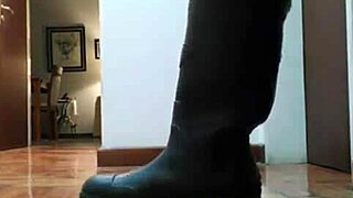 sacando mis calzados y mostrando mis pies