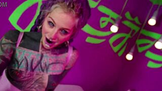 Solo tattoo girl self assfucks with toy