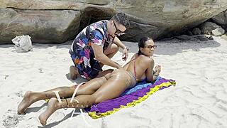 me chamou pra praia de nudismo e me fudeu la