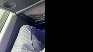 lo conoci en el bus y le chupe la verga me folla en un bano publico