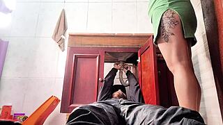 Dona de casa solitaria chama o encanador e acaba traindo o marido