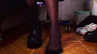 Chica metalera se quita sus botas largas y me hace una paja