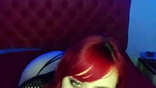 Ama pelirroja atendiendo a su sumiso culo roto joi argentina