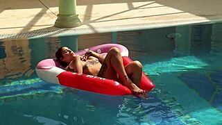 Canadian Milf Heidi Rubs Her Pussy In Pool