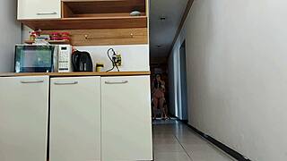Sexo arriscado enquanto meu marido estava no banho transei com amigo dele quase fomos pego