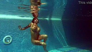Canadian Milf Heidi Rubs Her Pussy In Pool