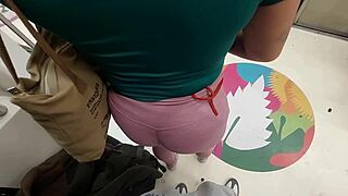 culona en leggins se le marca la tanga y le di unos rosones en el metro