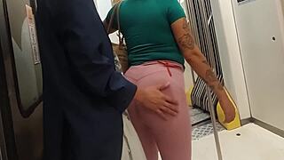 culona en leggins se le marca la tanga y le di unos rosones en el metro
