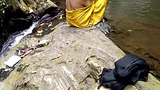 बुड्डी चाची को जंगल में तालाब में नहाते टाइम पब्लिक के बीच चुदाई किया