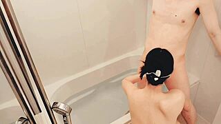 可愛い巨乳若妻と一緒に入浴。愛撫して感じてきたら、僕はフェラで射精させられる。home made amateur 個人撮影