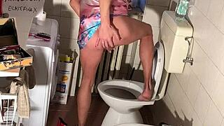 Shemale pissing and cumming after hot massage 😍