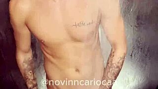 Novinho dotado famosinho do tiktok tomando banho de roupa de pau duro at� ficar sem roupa completo no red