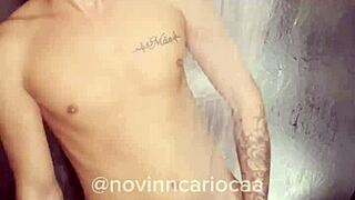 Novinho dotado famosinho do tiktok tomando banho de roupa de pau duro at� ficar sem roupa completo no red