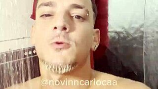 Novinho dotado famosinho do tiktok tomando banho de roupa de pau duro at� ficar sem roupa completo no red