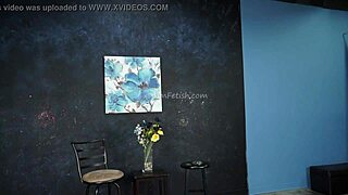 What happens backstage with the fetish model and her balloon?