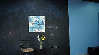 What happens backstage with the fetish model and her balloon?