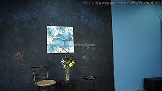 What happens backstage with the fetish model and her balloon?