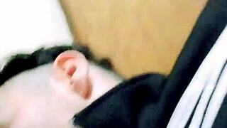 mi novia me chupa la verga bien rico y se la dejo caer en los pechos