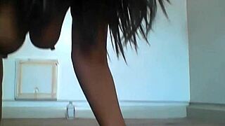 ebony babe teases gigantic phat booty solo at home 😏