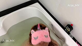 Mi novia mexicana recibe una corrida caliente en la boca después de follar en el jacuzzi. ¡Qué rico! 😍