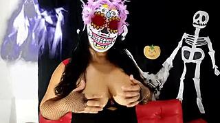 La Catrina drills her wet pussy with dildo until squirting