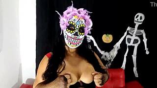 La Catrina drills her wet pussy with dildo until squirting