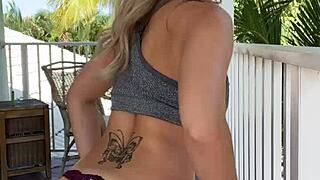 Luna Luxe masturbates on the balcony while smoking